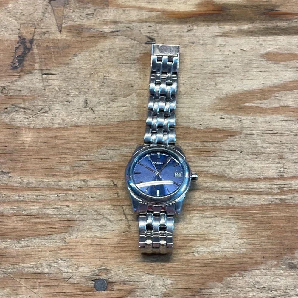 Fossil Mens silver watch. It needs a battery to work
